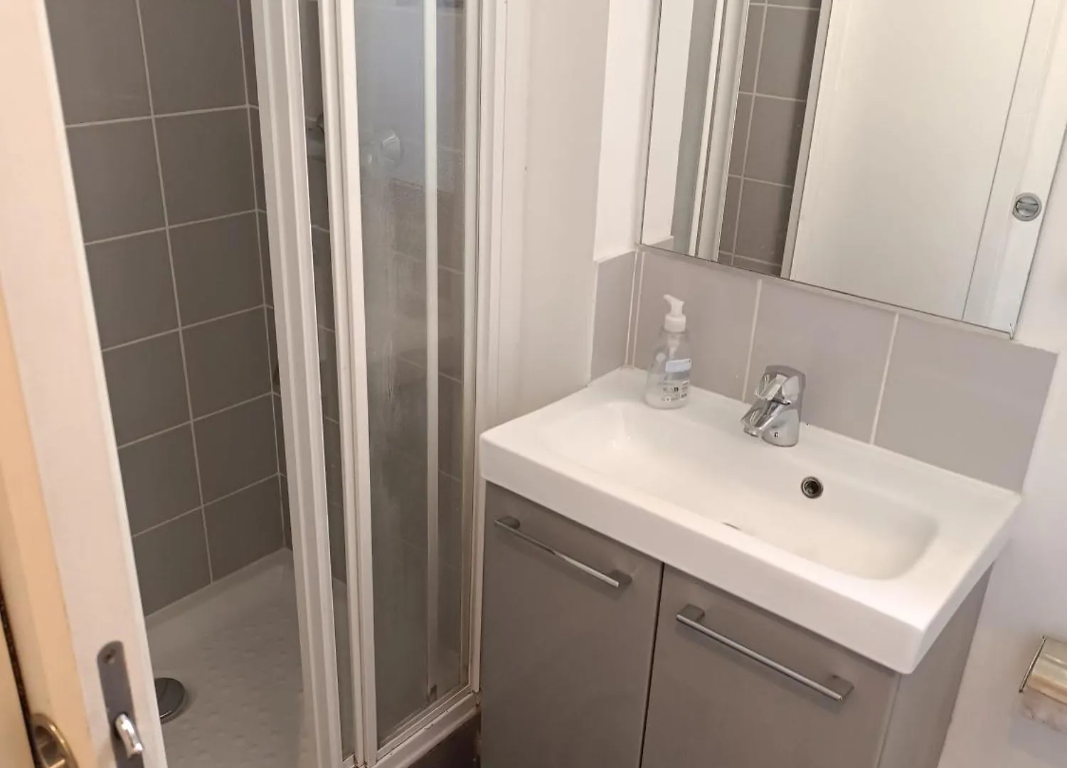 Buttes Chaumont Apartment Paris